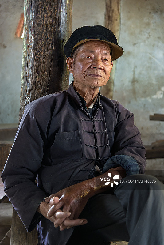 一位年长的中国男子的肖像图片素材