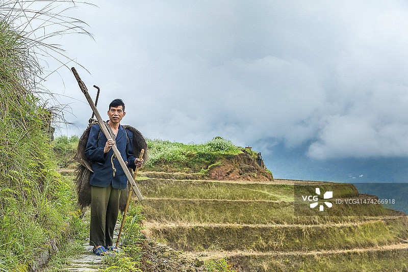 中国传统有机稻农民肖像图片素材