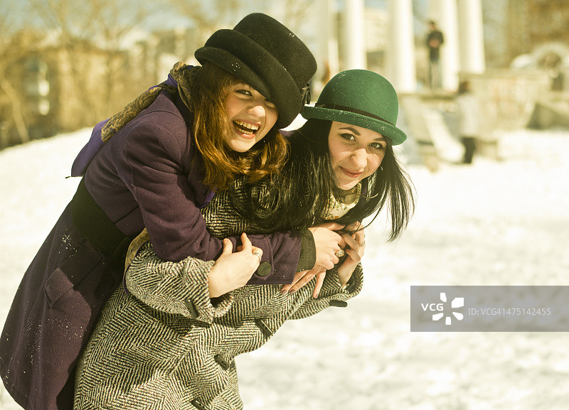 两个年轻女人在雪地里鬼混图片素材