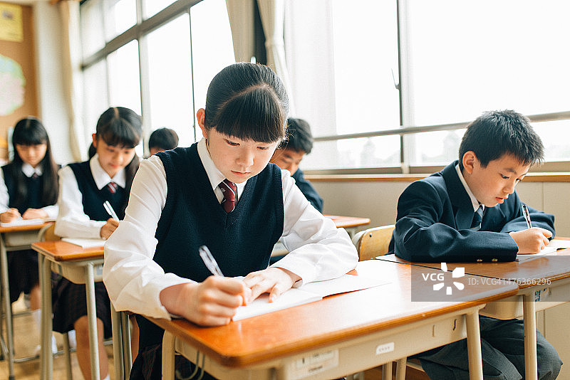 日本高中生在做考试图片素材