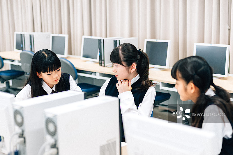 在计算机实验室工作的日本女学生图片素材