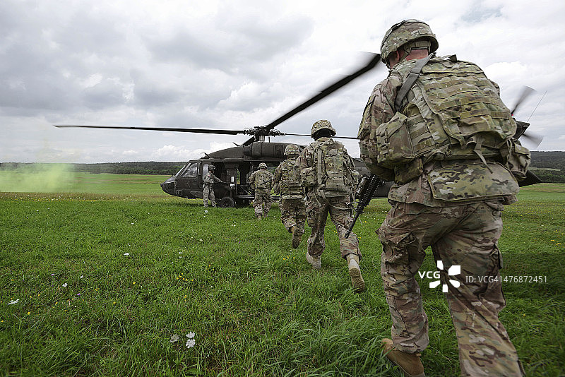 美国陆军士兵登上一架UH-60黑鹰直升机。图片素材