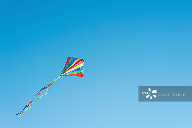 五颜六色的风筝在蓝天上飞翔图片素材