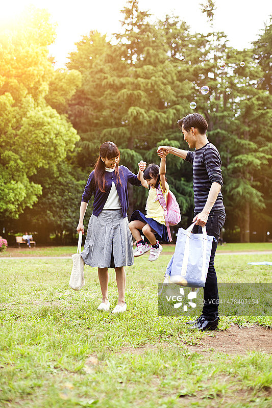 在东京的夏天，一家人在户外散步图片素材