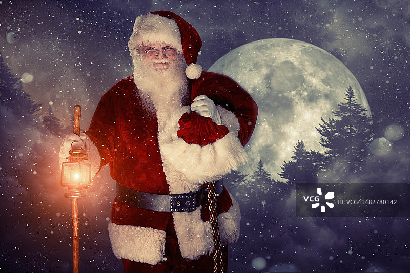 圣诞老人在树林里的真实圣诞照片图片素材