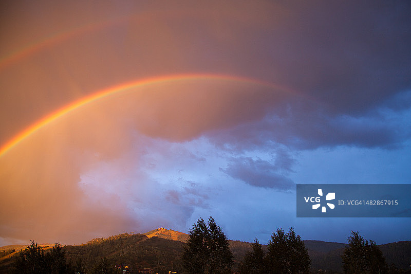 暴风雨后的彩虹，科罗拉多州图片素材