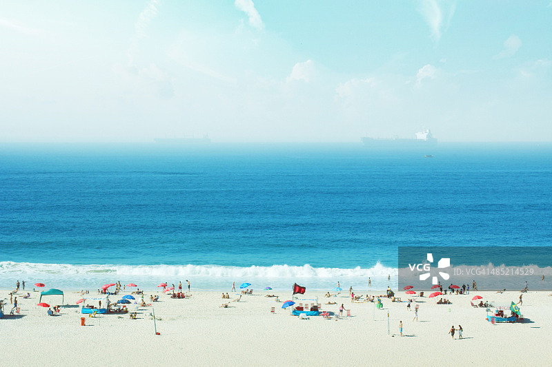 巴西，里约热内卢，科帕卡巴纳，海滩上的人们图片素材