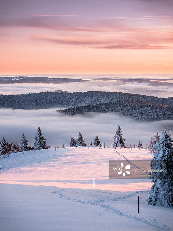 俯瞰白雪覆盖的山丘图片素材