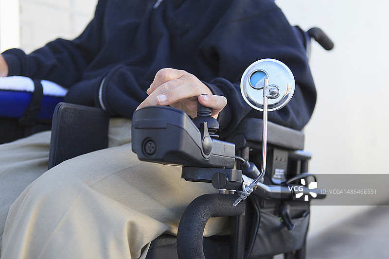 一个脊髓损伤的人用他的电动轮椅图片素材