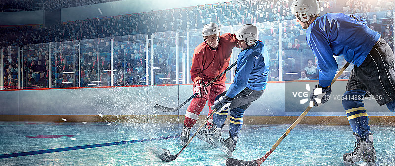 冰上曲棍球运动员在比赛图片素材