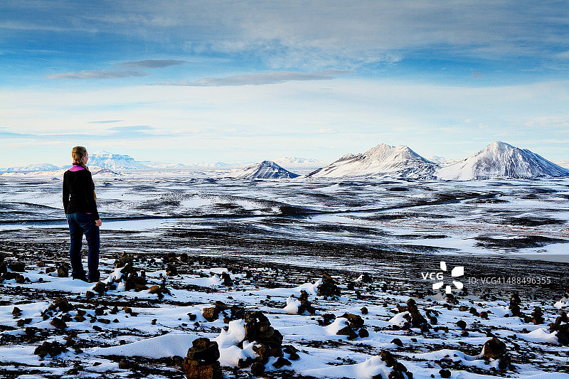 一名女子在冰岛北部看雪景图片素材
