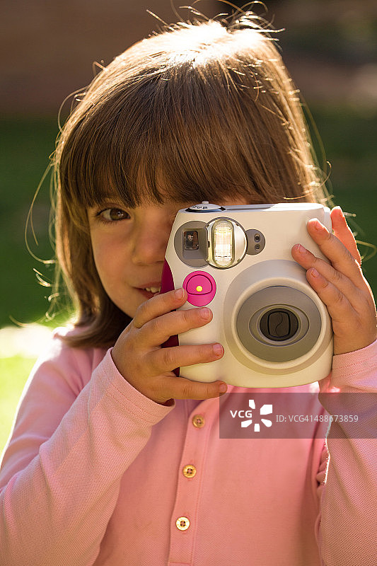 女孩用大相机拍照图片素材