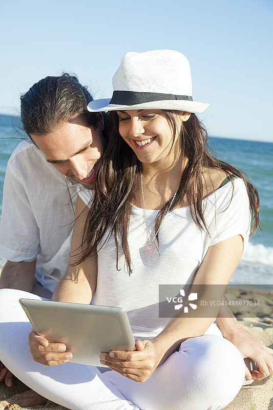 海滩上一对快乐的情侣图片素材