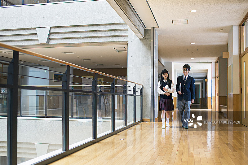 日本学生走在学校走廊里图片素材