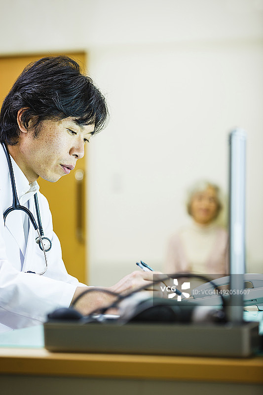 日本医生和病人图片素材