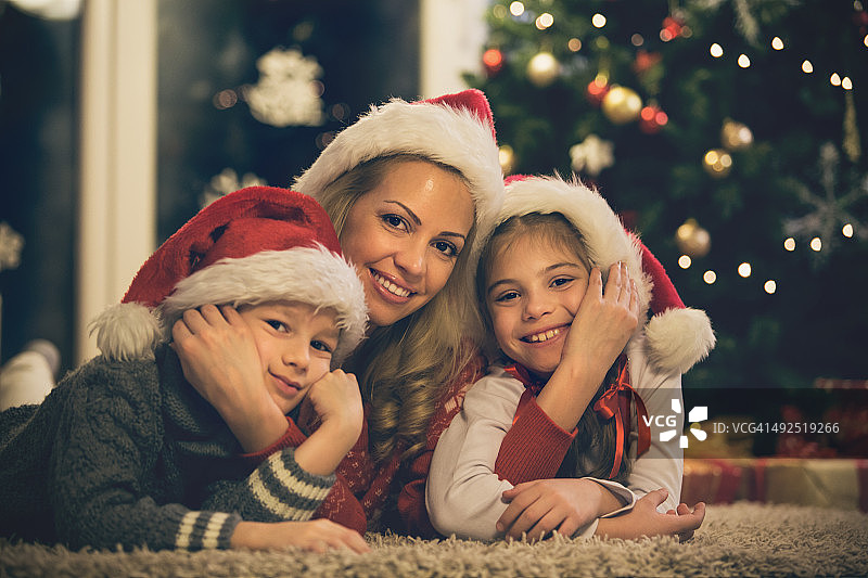 母亲和两个孩子的圣诞肖像图片素材