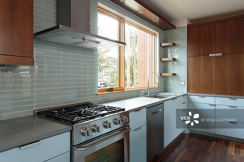现代色彩丰富的厨房与硬木地板图片素材