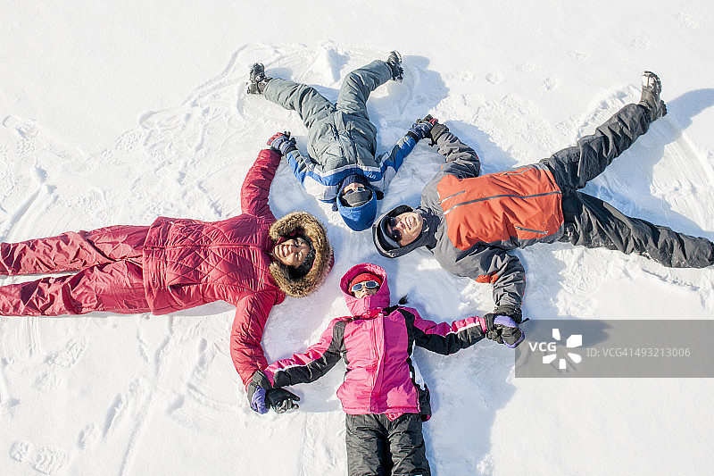 一家人在雪地里围成一圈躺着图片素材