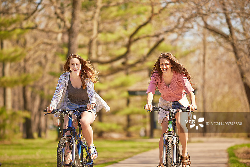 没有什么比骑自行车更简单的快乐了图片素材