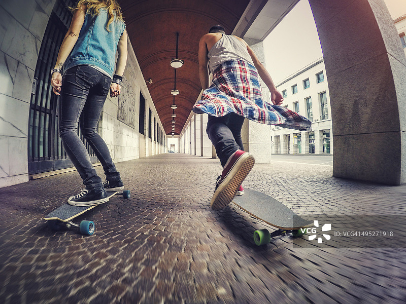 骑长板滑板的年轻溜冰者图片素材