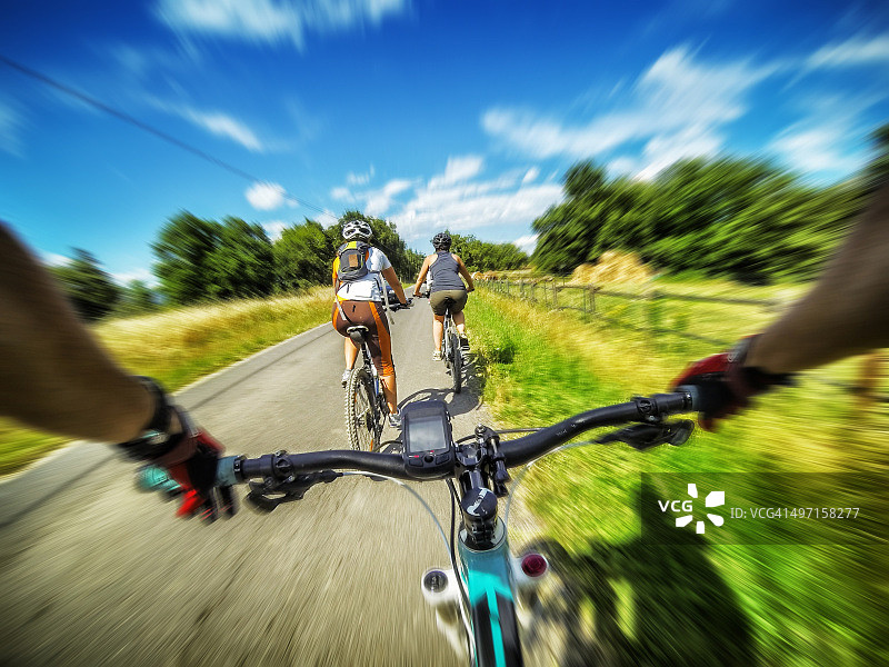 山地自行车组:在托斯卡纳的道路上图片素材