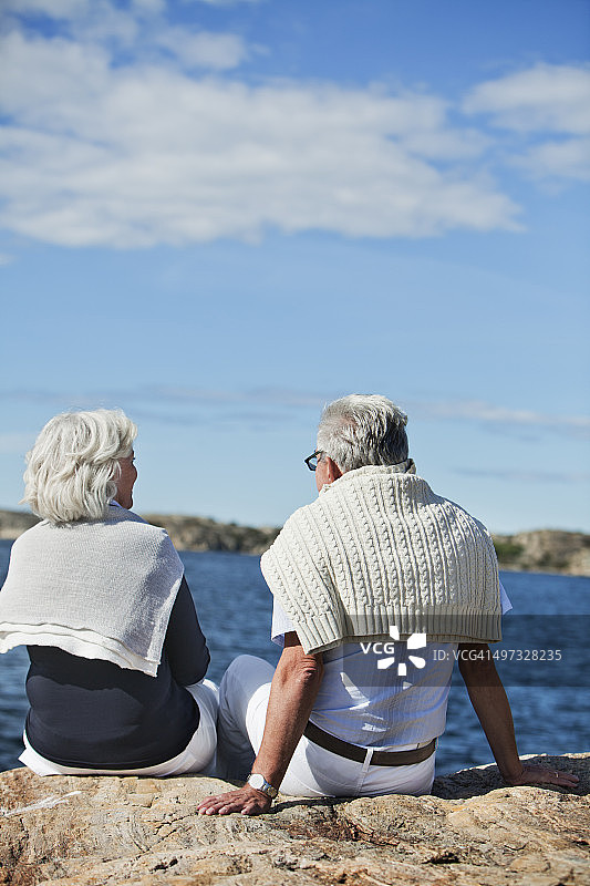 瑞典博胡斯兰，一对老年夫妇在海上图片素材