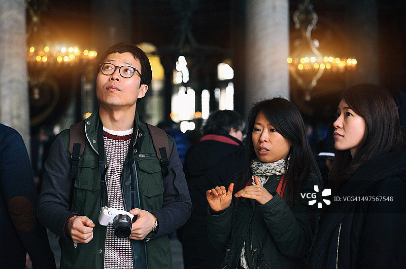 在圣索菲亚大教堂的亚洲游客图片素材