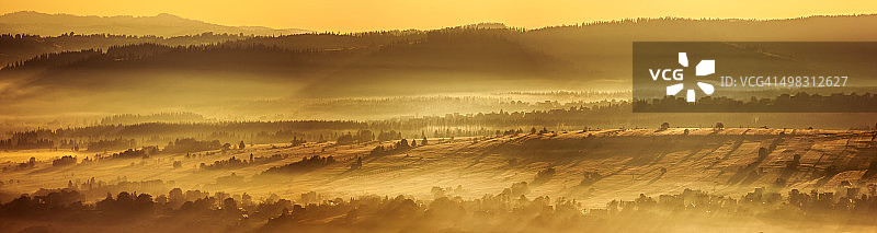 雾山和日出，全景图片素材