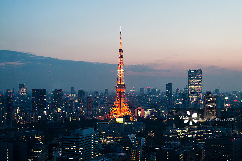 东京塔在日落时亮起来图片素材