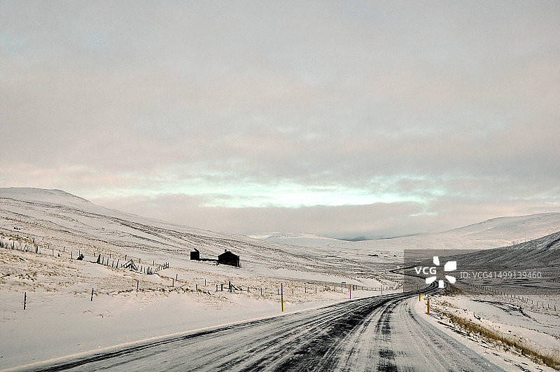冰岛东部通往埃吉尔斯斯塔的雪道图片素材