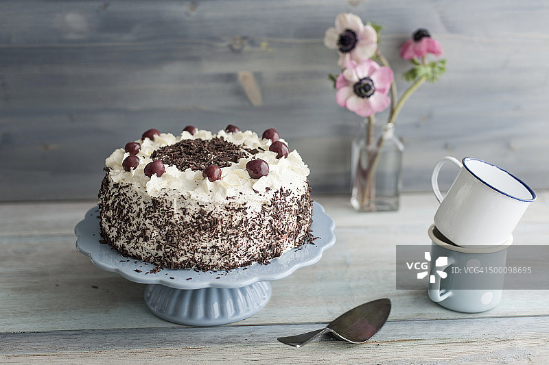 黑色森林蛋糕，蓝色蛋糕架，灰色背景图片素材