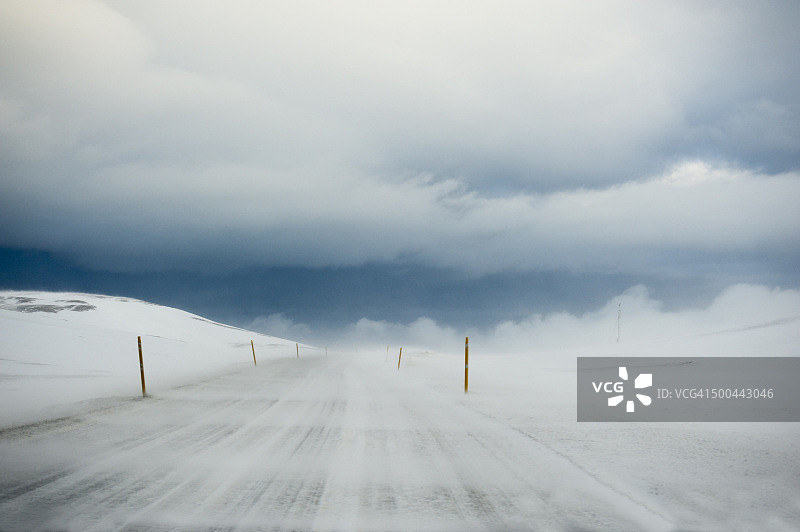 冰岛北部Blonduos多风多雪的道路图片素材