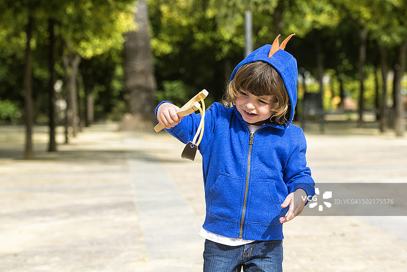 小男孩玩弹弓玩具图片素材