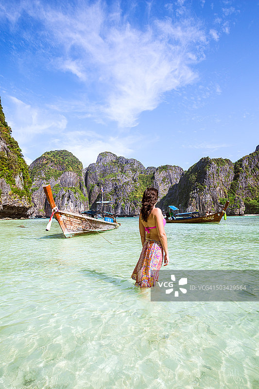 女游客站在水里的美丽的热带海滩，泰国图片素材