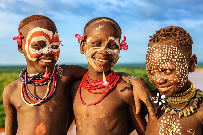 来自非洲埃塞俄比亚Karo部落的小男孩们图片素材