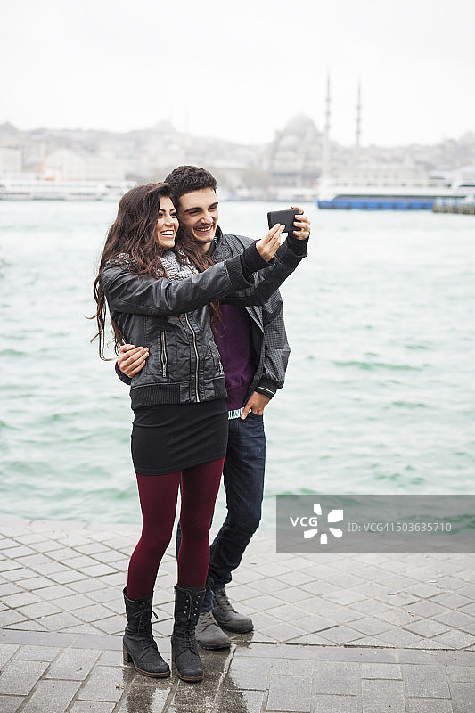 一对快乐的土耳其夫妇在码头上闲逛图片素材