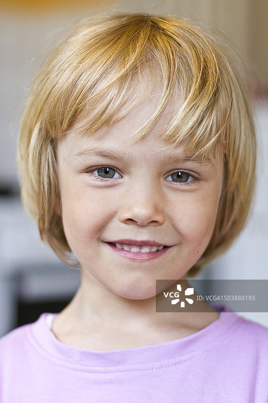 微笑的小女孩的肖像图片素材