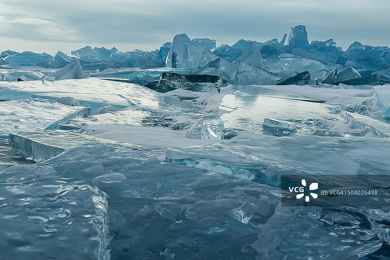 贝加尔湖上堆积的冰山图片素材