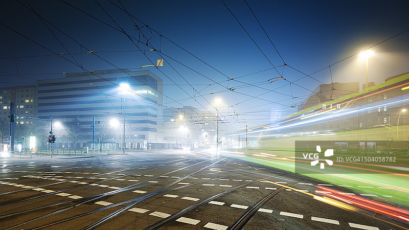 柏林大雾弥漫，街道上交通拥挤图片素材