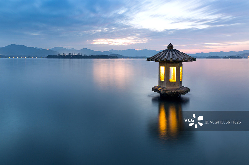 杭州西湖上的一盏石灯图片素材