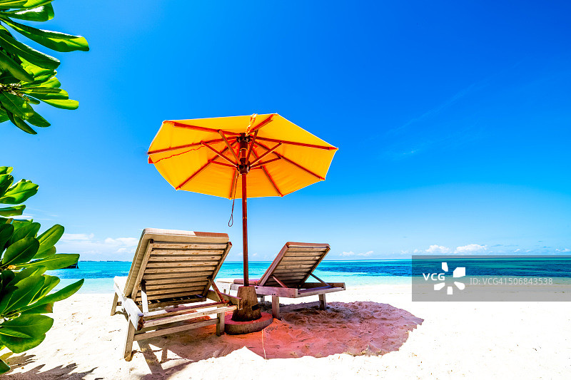 美丽的马尔代夫海滩，有日光浴床和蓝天图片素材