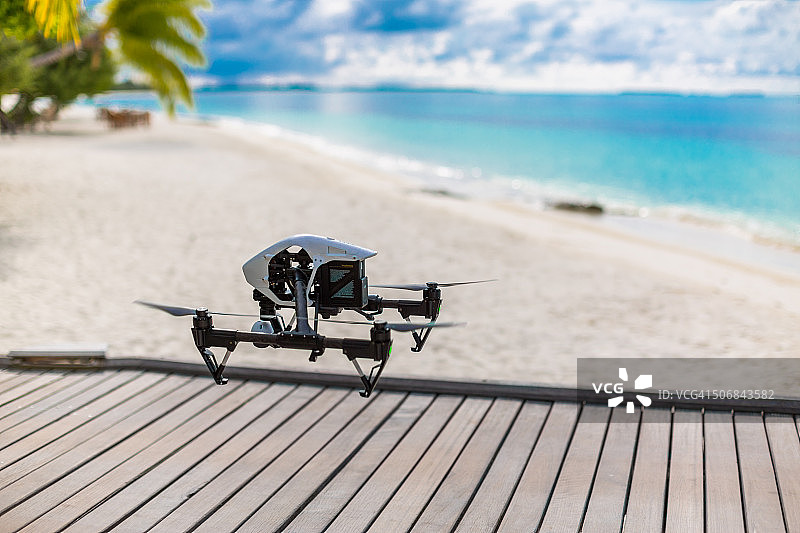 在热带海滩上安装摄像头的无人机图片素材