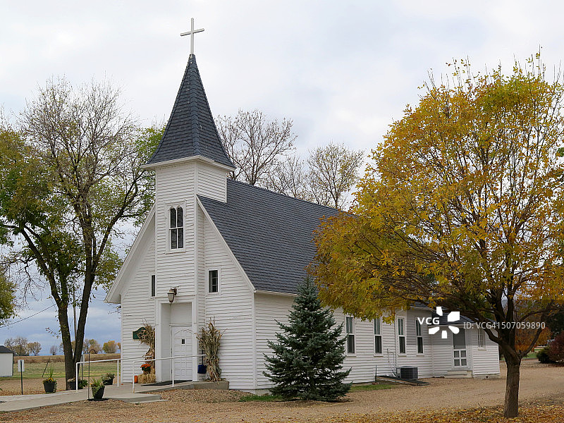 老式的白色乡村教堂图片素材
