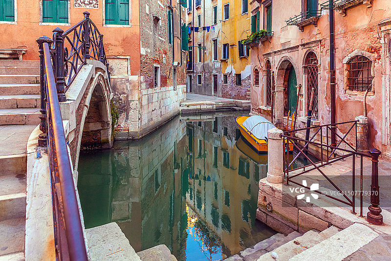 威尼斯的运河和人行桥图片素材