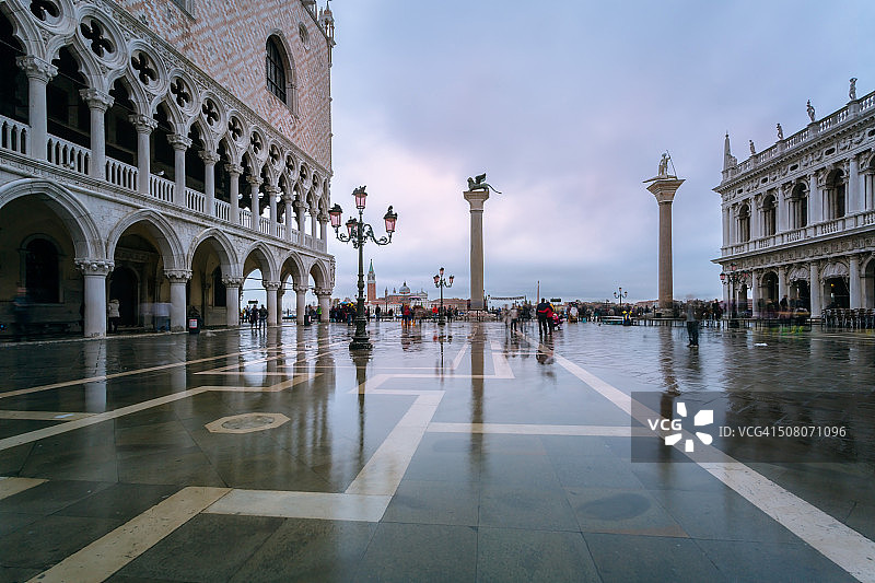 意大利威尼斯圣马可广场的涨潮图片素材