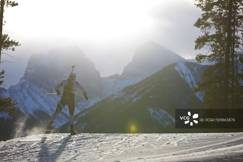 冬季两项滑雪运动员图片素材
