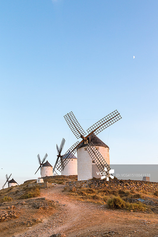 西班牙，卡斯提尔2013年拉曼查，孔苏埃格拉。风车在日落时分图片素材