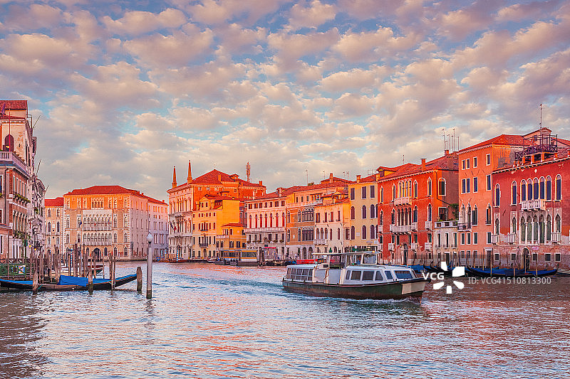 早上在威尼斯的大运河图片素材