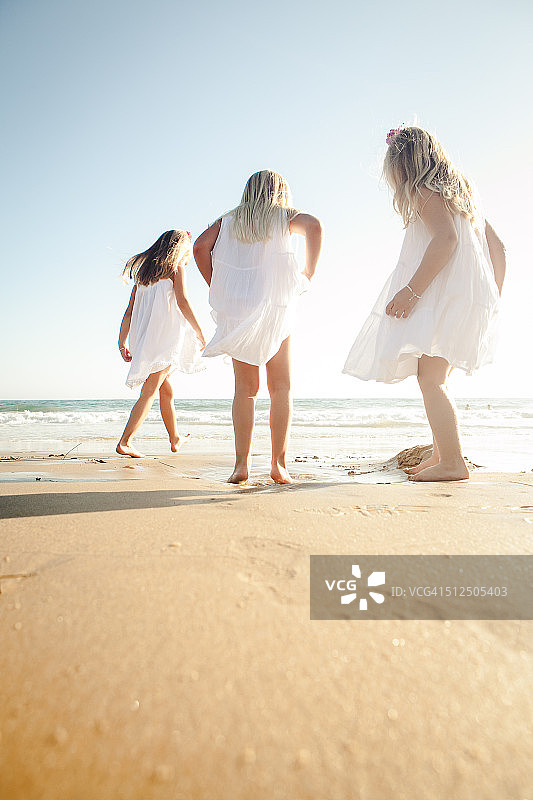 3个女孩在海滩上玩图片素材