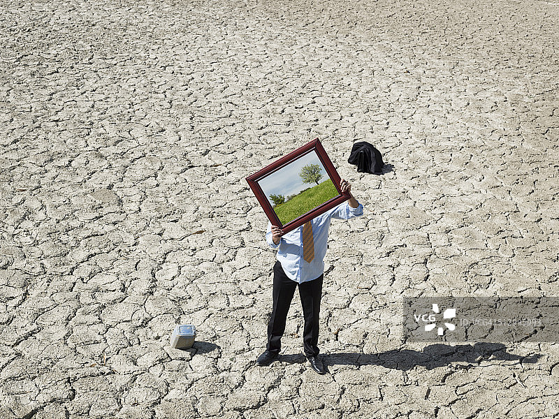 迷失的商人在沙漠中展示绿色风景的相框图片素材